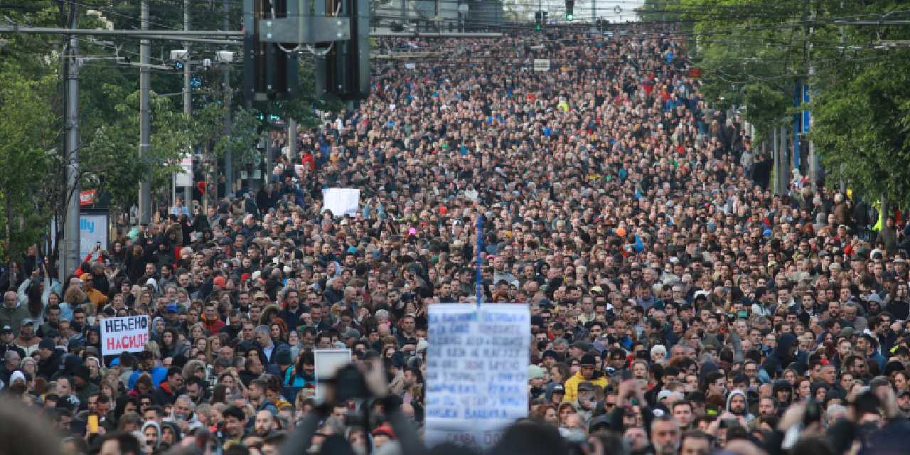 Sırbistan'ın başkenti Belgrad'da silahlı saldırılar protesto edildi