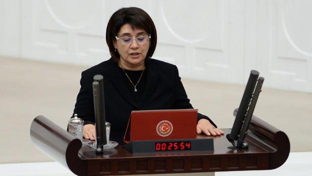 Yemin töreninde Kürtçe krizi