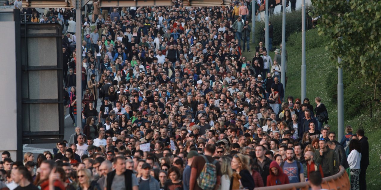 Sırbistan'da silahlı saldırılara karşı protestolar sürüyor