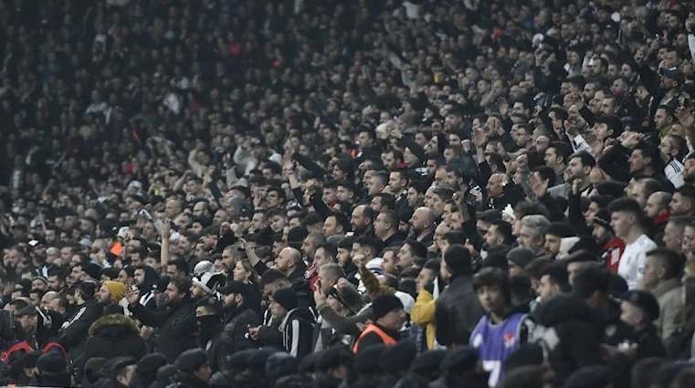 Beşiktaşlılar tribünleri "Mecliste Hizbullah istemiyoruz" diyerek inletti