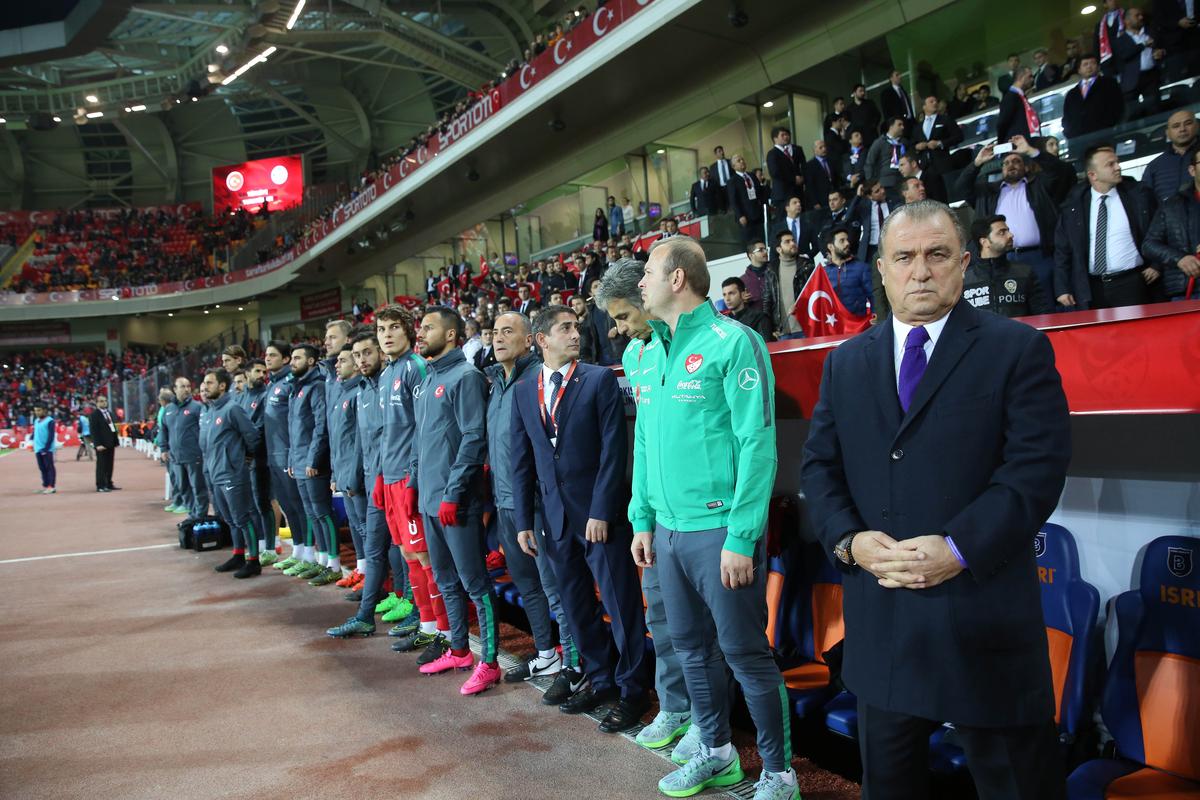 Milli maçta 'saygı duruşu' krizi