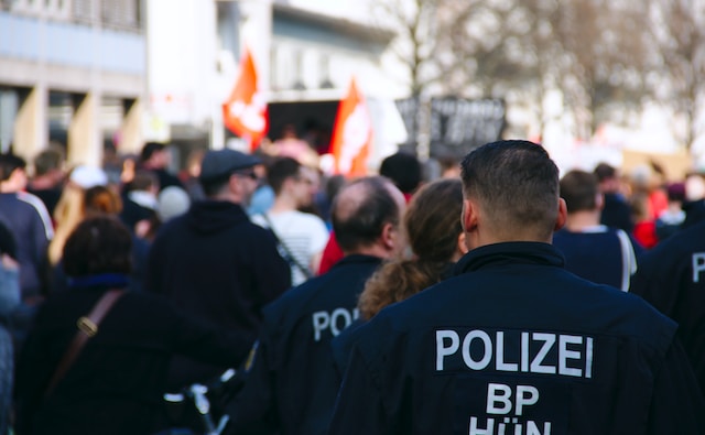 Almanya'da polisi ırkçılıkla suçlayan Aslan işini kaybetti