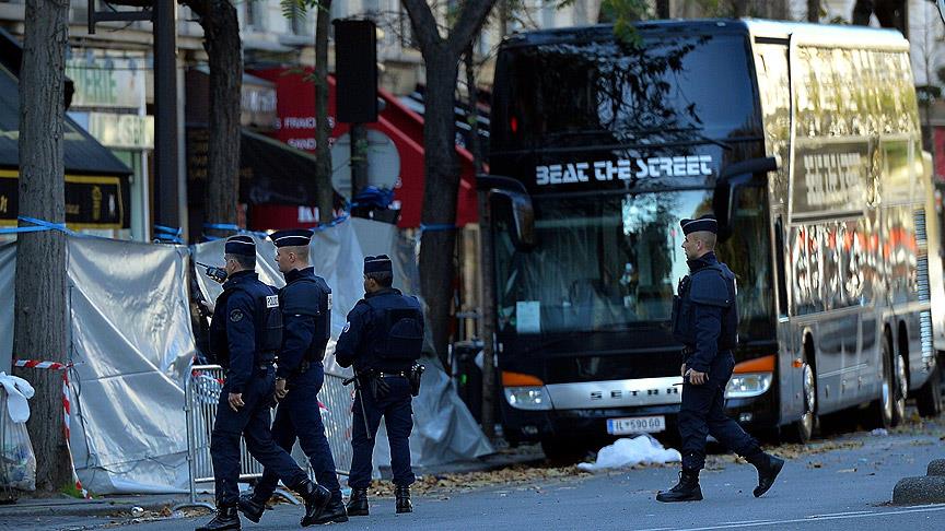 Paris'te canlı bomba kendini patlattı