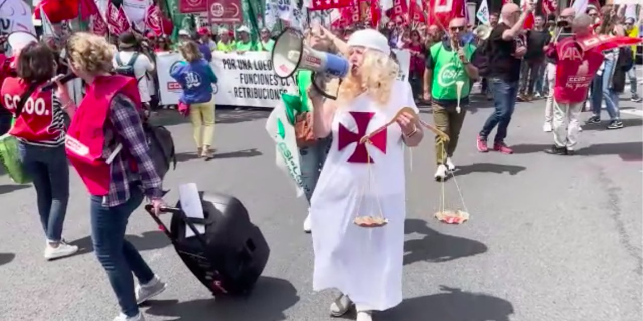 İspanya'da süresiz grevdeki adliye memurları, Madrid'de gösteri yaptı