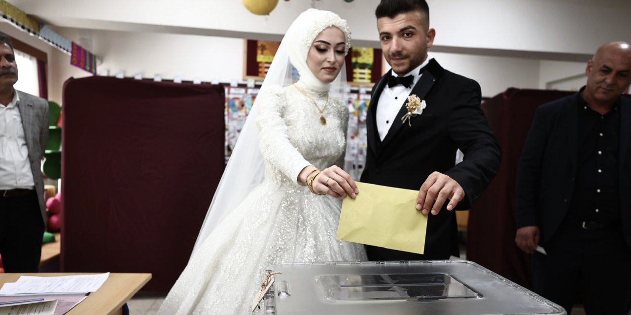 Oy kullanmaya gelinlik ve damatlıkla geldiler
