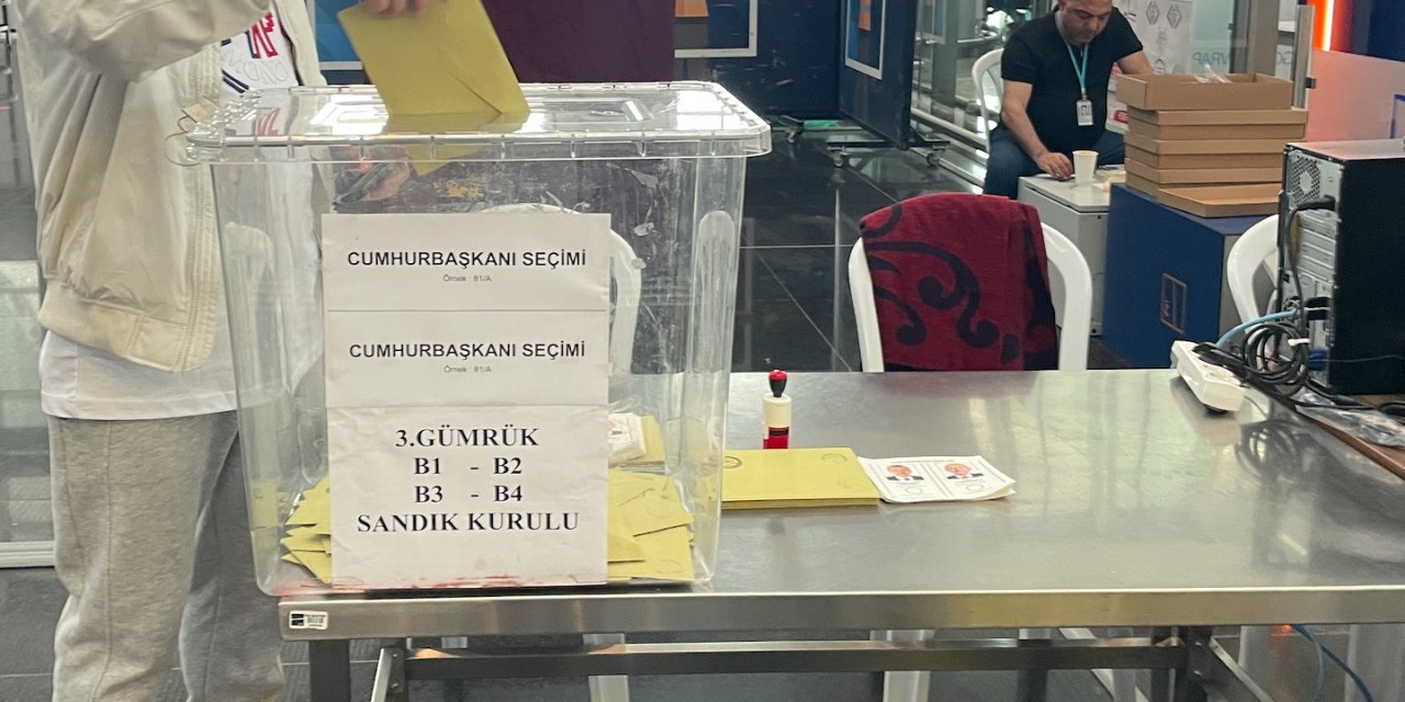 Havalimanlarında oy verme işlemi devam ediyor