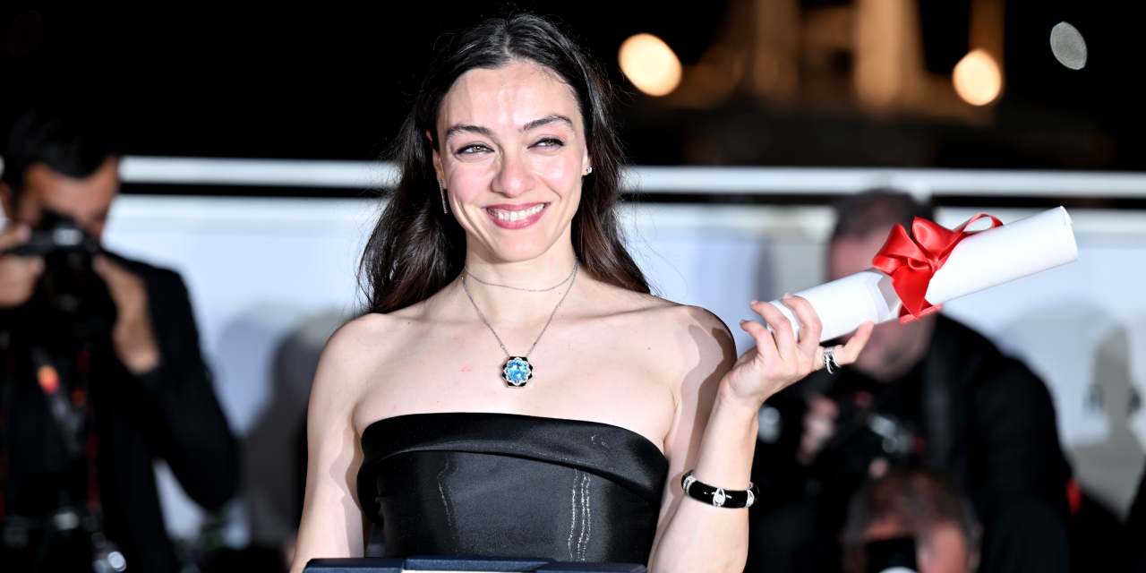 Cannes Film Festivali'nden 'oy kullanın' çağrısı yapan Dizdar, ödülünü alıp sandık başına döndü