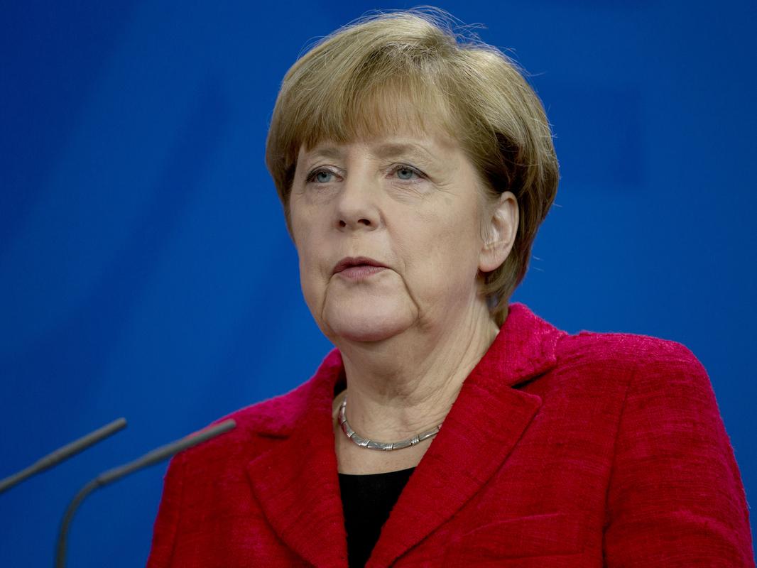 Merkel: Sınırda kayıt merkezleri kurulsun