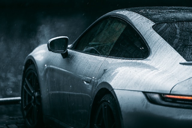 Porsche, 60 yıllık logosunu değiştirdi