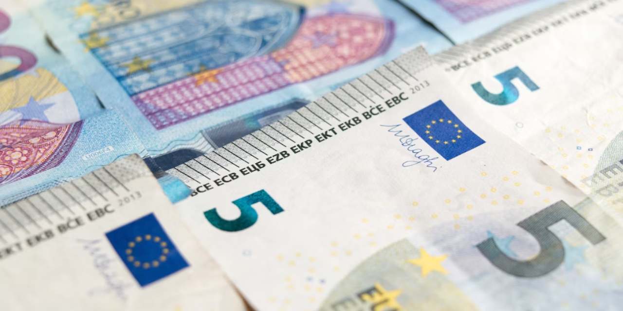 Türk Lirası'nın geleceği yavru vatanı da etkiledi: "Gençlerimiz için Euro'ya geçmemiz şart"