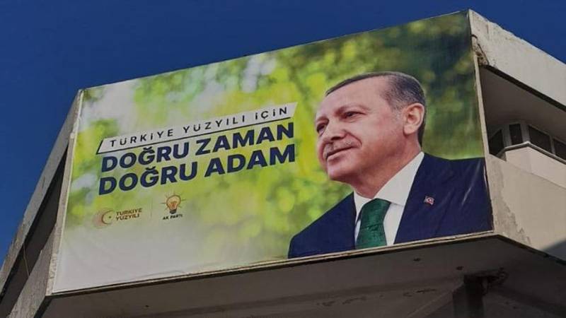 Afişine bıyık çizen lise öğrencisi tutuklandı!
