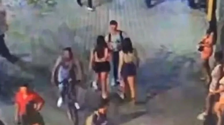 Mini etekli iki kadın erkek turisti darp edip soydu