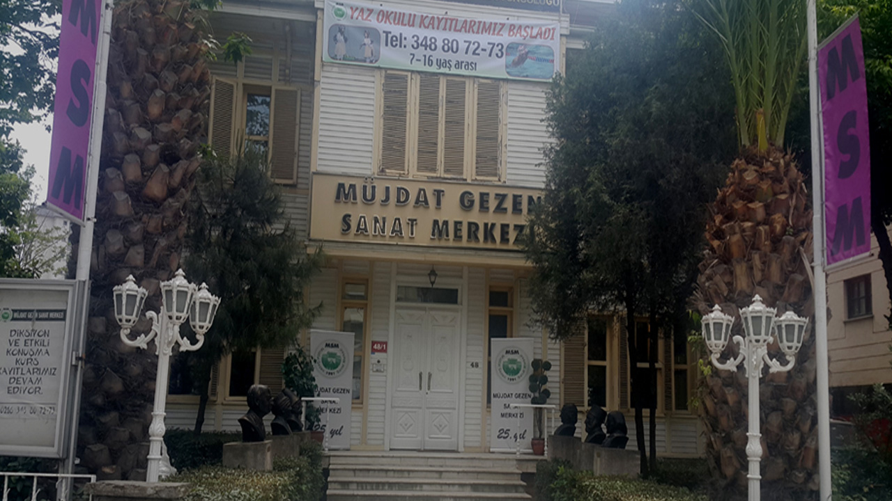 Ekonomik kriz tiyatroları vurdu: Müjdat Gezen Tiyatrosu binası satılıyor