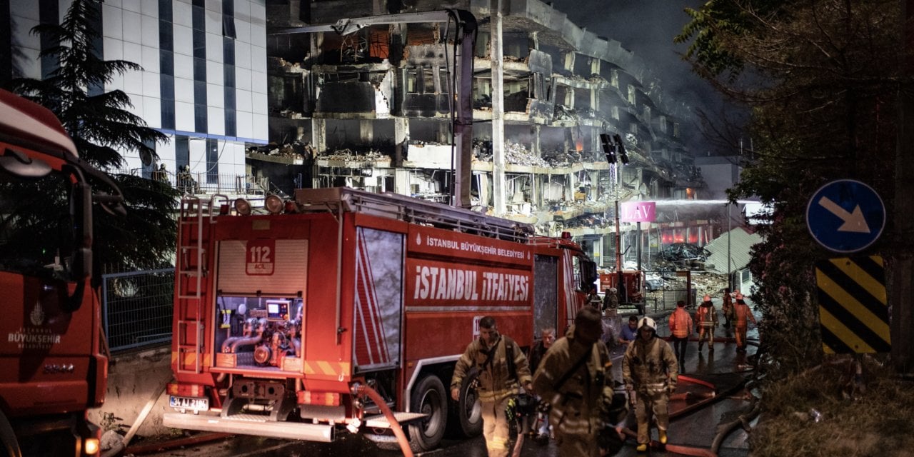 İstanbul’da 37 saattir sönmeyen yangın!