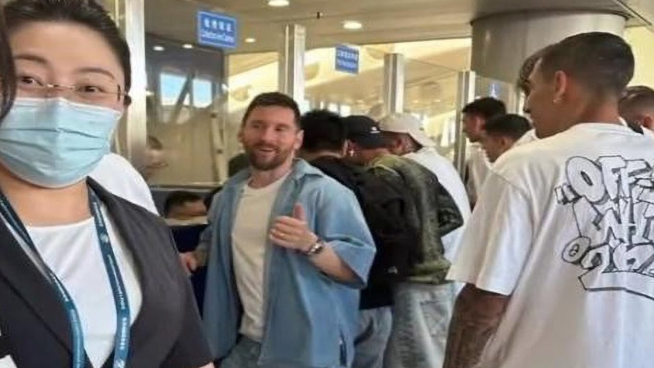"Tayvan Çin değil mi?" diye sordu, saatlerce Çin'e giremedi