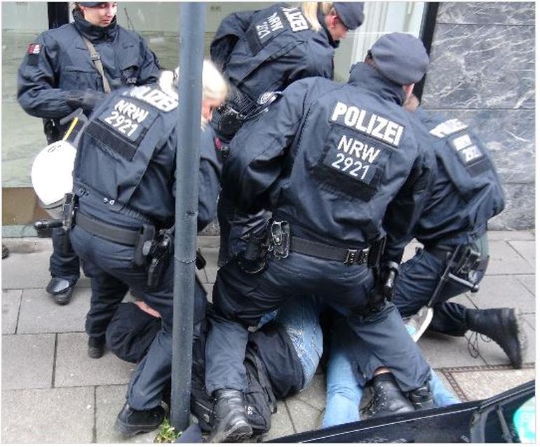 Alman polisinden aşırı sağcıları protesto edenlere sert müdahale