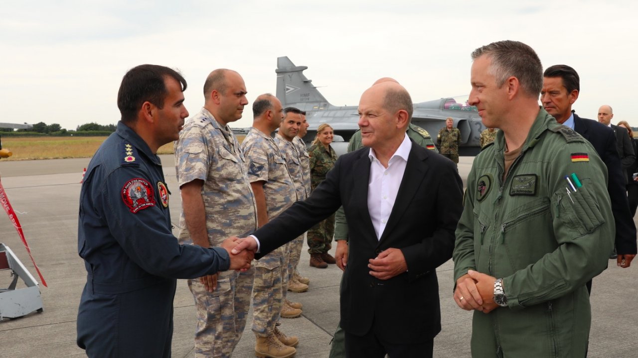 Scholz'dan Türk F-16 filosuna ziyaret