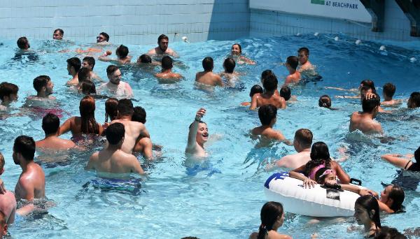 Sığınmacıların yüzme havuzuna girmesi yasaklandı