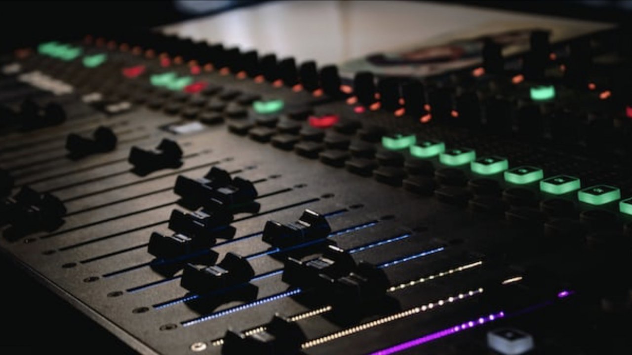 Üç-beş zibidi” sözleri ünlü DJ’i işinden etti