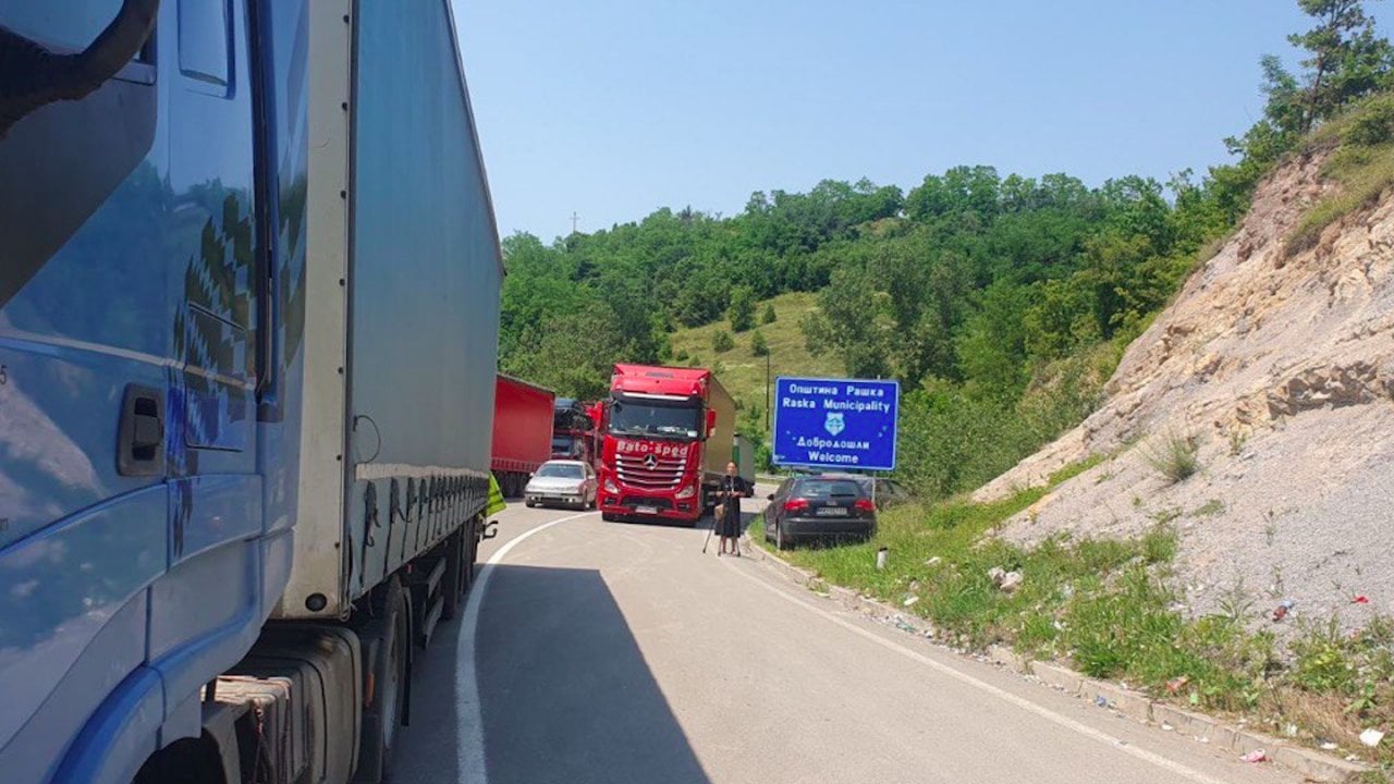 Sırplar 3 sınır kapısını kapatma eylemi başlattı
