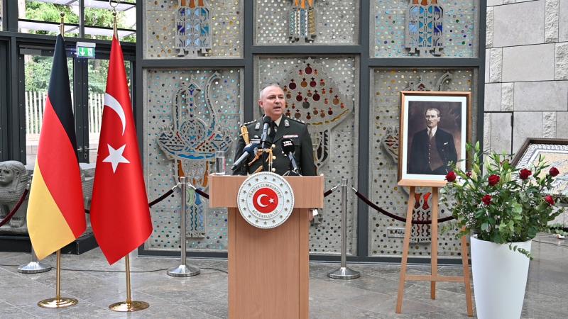 Almanya'dan Türk komutana nişan