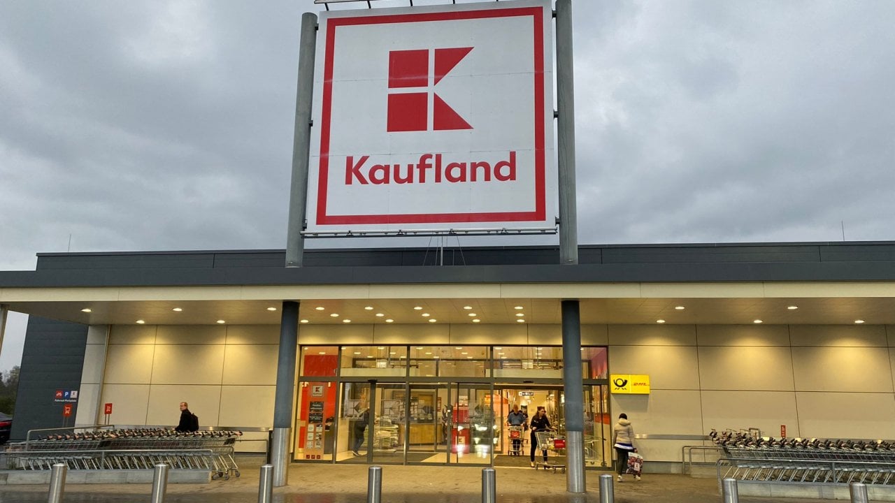 Elma püresinin etiketi Kaufland müşterisini fena kızdırdı! Mağazayı yerden yere vurdu...