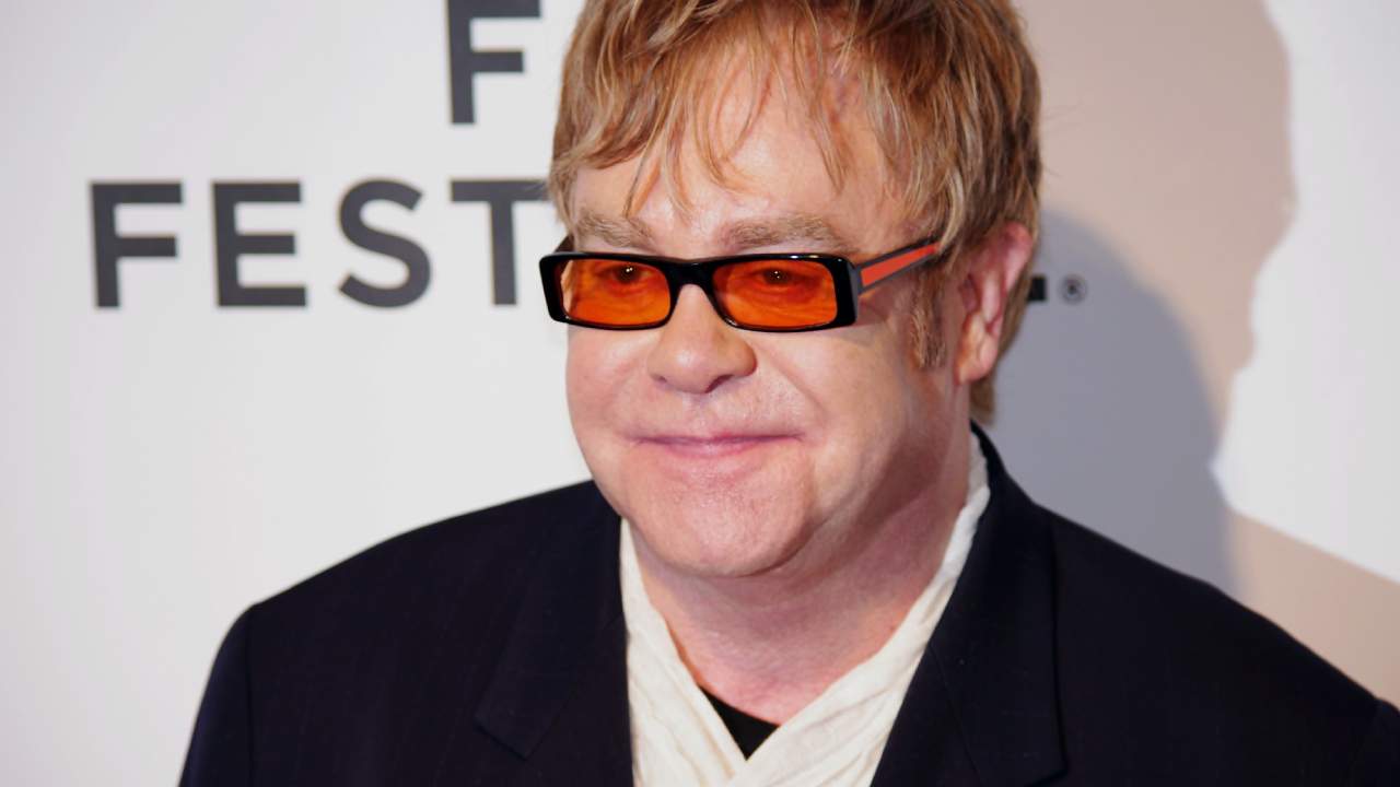 Elton John sahneye veda ediyor