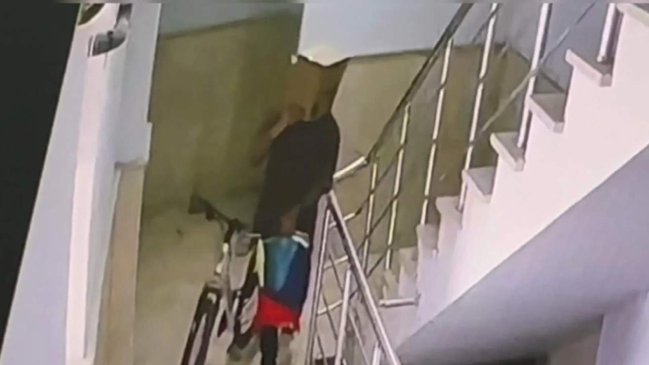 Başına kutu geçirerek bisiklet çaldı