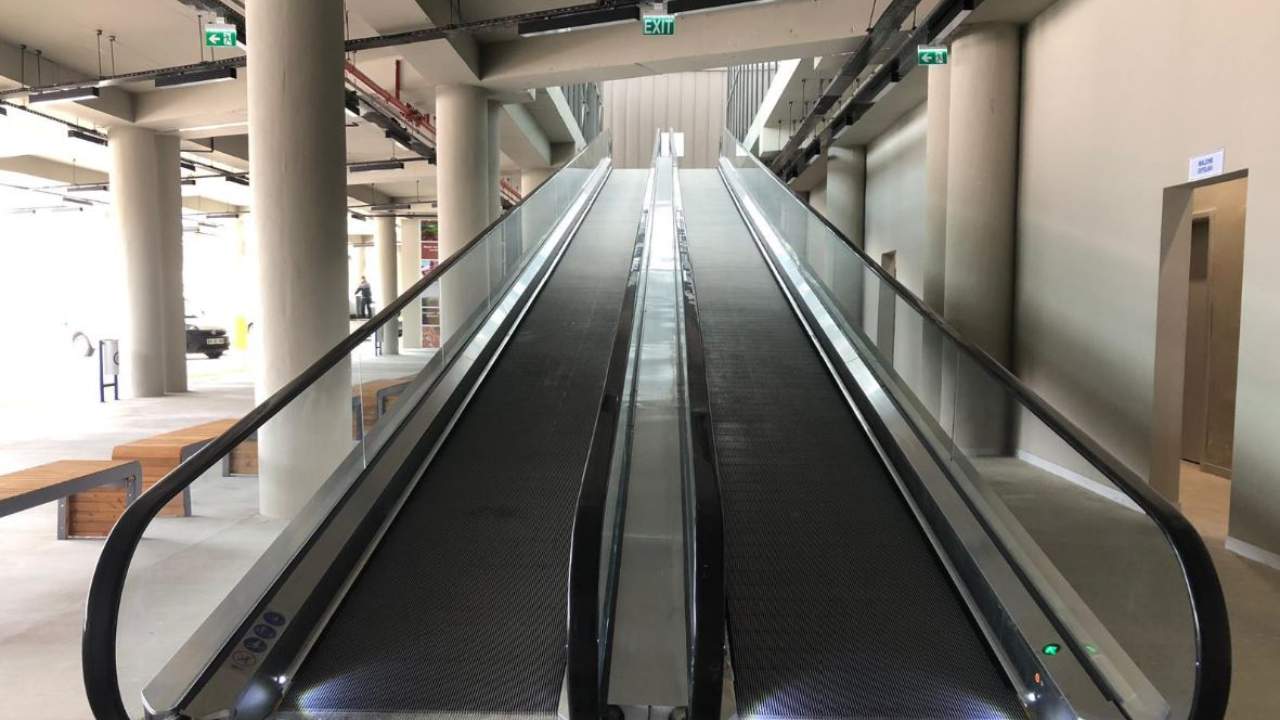 Yürüyen yola ayağını kaptıran kadının bacağı kesildi