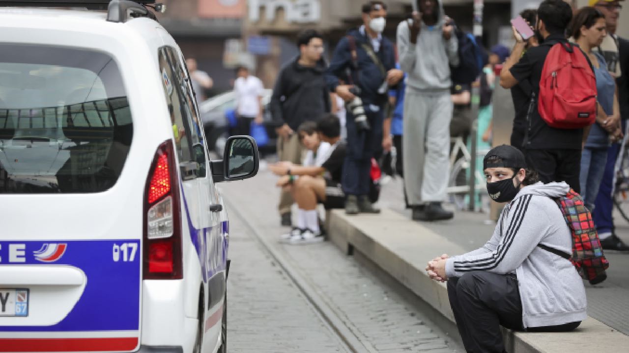 Fransa'dan çocukları protestolara karışan ebeveynlere ceza tehditi