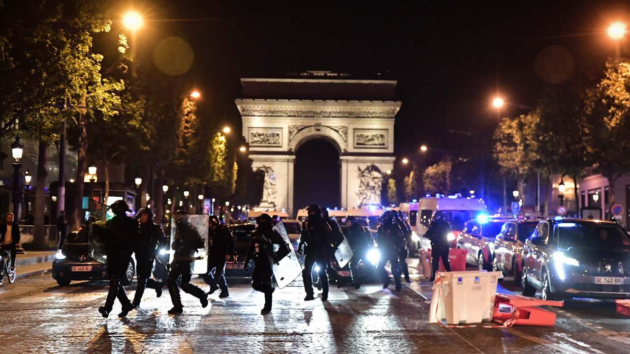 Fransa Başbakanı olaylar nedeniyle Paris'teki kriz merkezine geçti