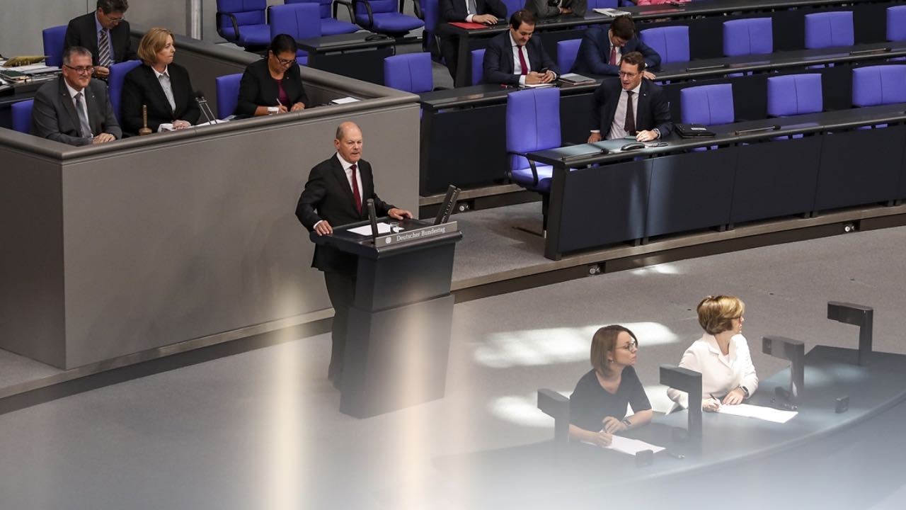 Bundestag'da 'savaş uçağı' krizi