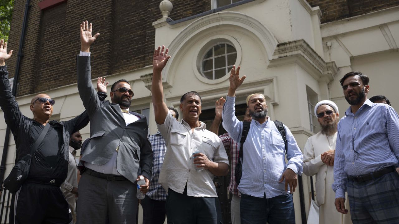 İsveç'te Kur'an-ı Kerim yakılması Londra'da protesto edildi