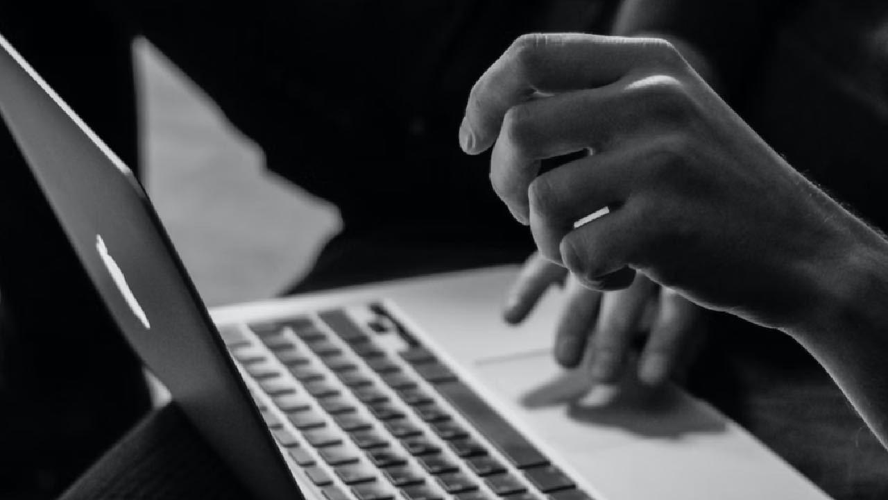 Fransa'da internet paylaşımlarına dikkat! 250 bin Euro'ya kadar ceza verilebilecek