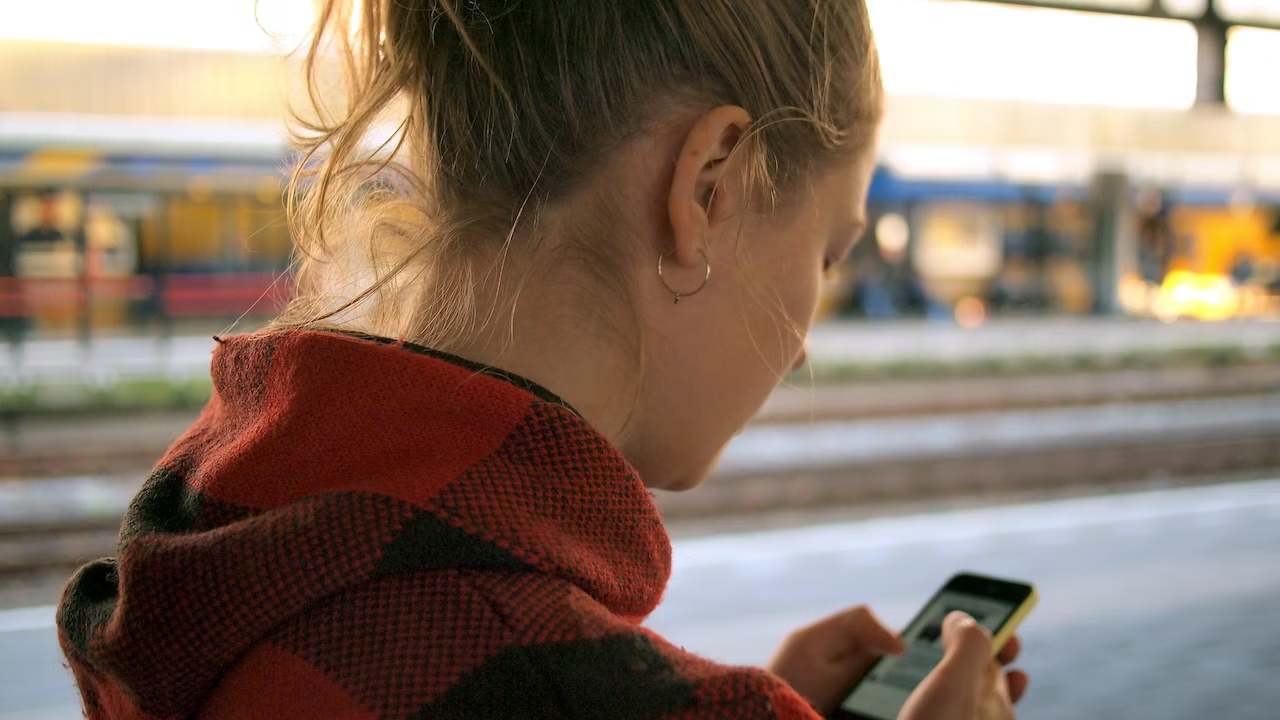Hollanda ortaokul ve liselerde cep telefonunu yasaklıyor