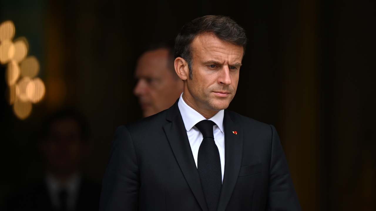Macron 'sosyal medyayı kapatırız' dedi