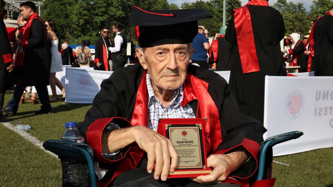Üniversite hayalini 82 yaşında gerçekleştirdi