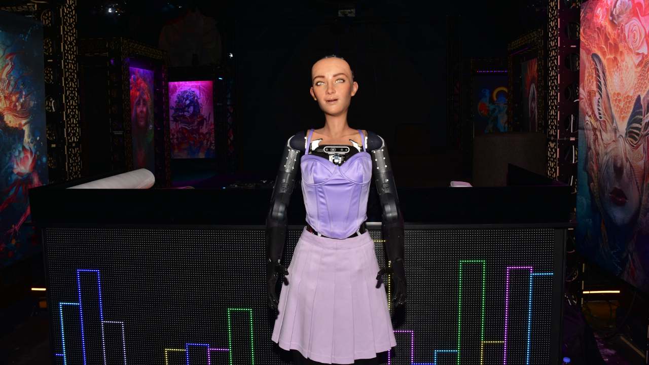 Antalya'da vatandaşlık alan ilk robotu Sophia tanıtıldı