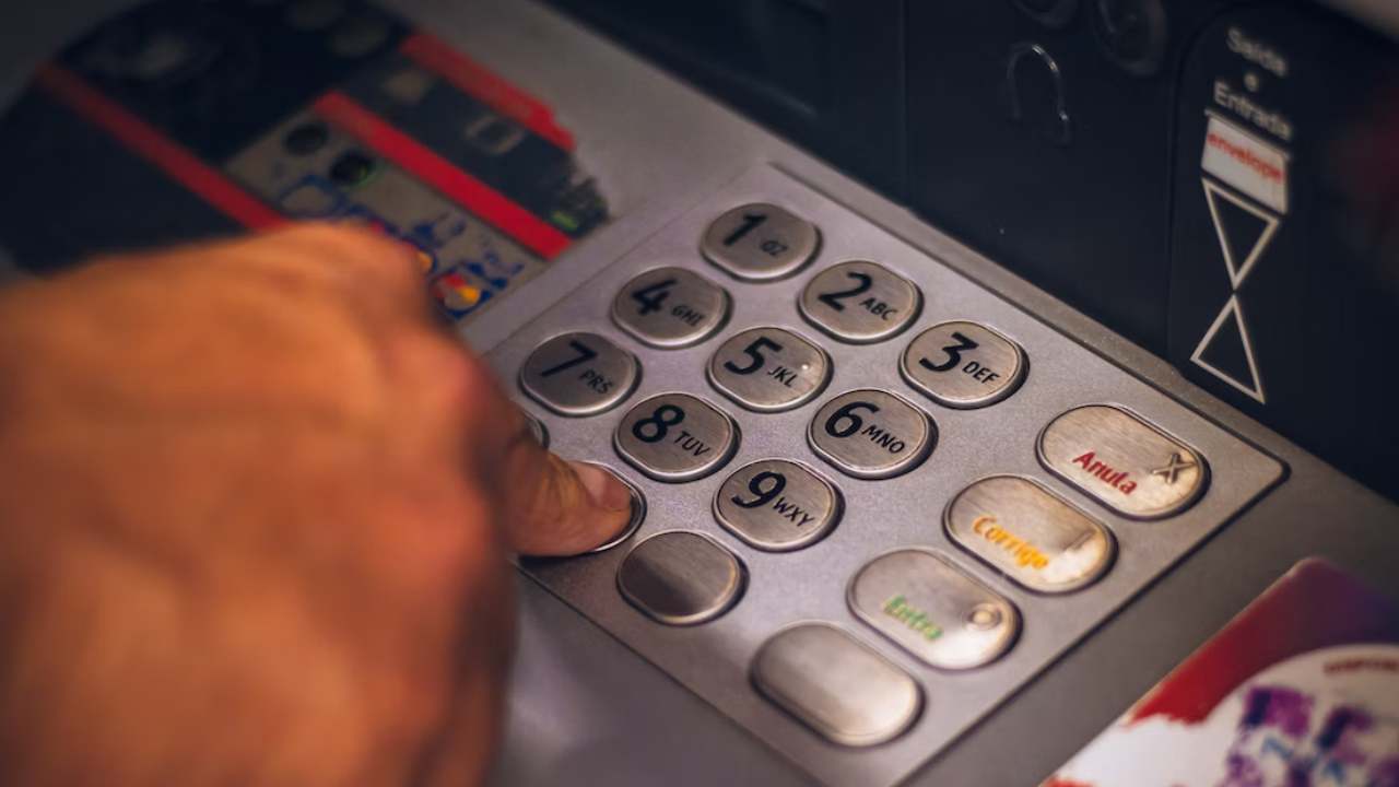 Almanya'da 'yanınızda bez olmadan ATM'den para çekmeyin' uyarısı yapıldı