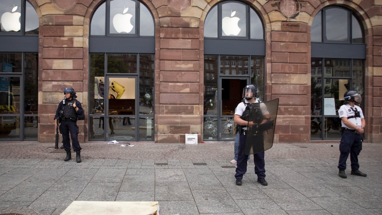 Fransa'da  iki gösteriye yasak
