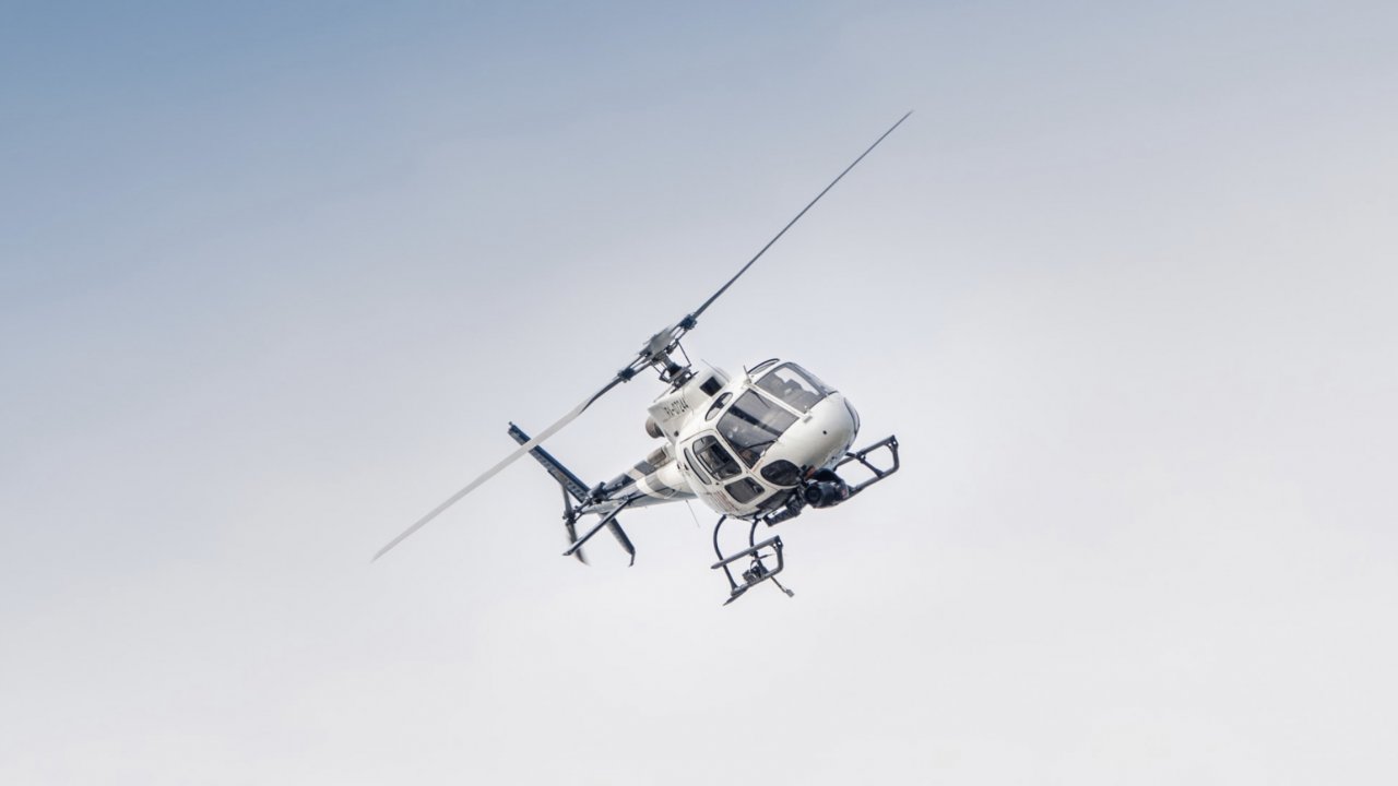 Everest Dağı bölgesinde helikopterle irtibat kesildi