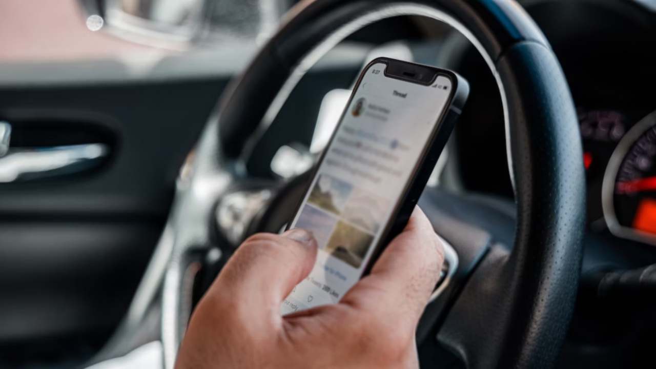 Almanya'da direksiyonda telefonla yakalanan sürücüler için yeni cezalar geliyor