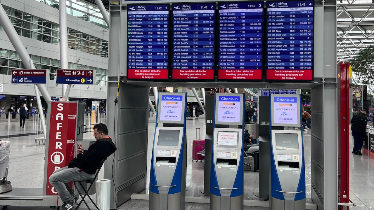 Almanya'da iklim aktivistleri, hava trafiğini aksattı