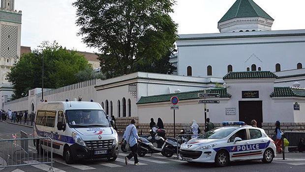 Fransa'da camiye benzin döküp yaktılar
