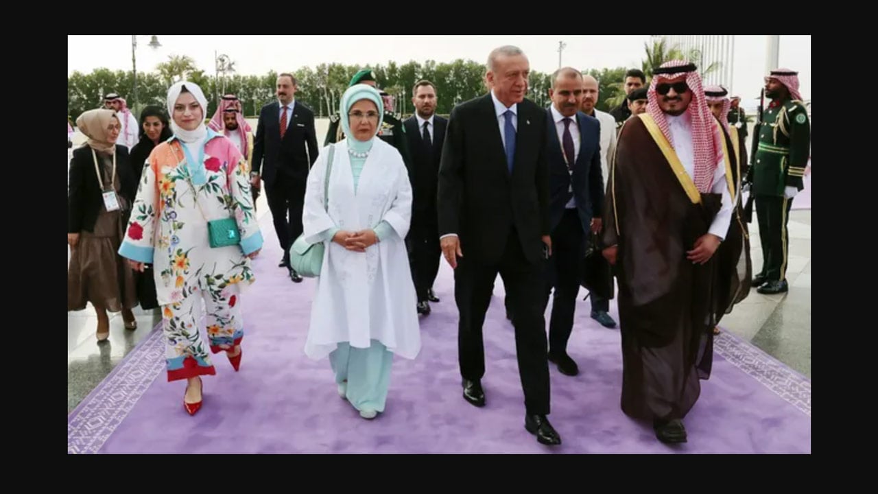 Dünya medyası bunu merak ediyordu: Emine Erdoğan’ın yanındaki çiçekli elbiseli kadın kim