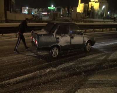 Buzlanan yolda sürücülerin zor anları