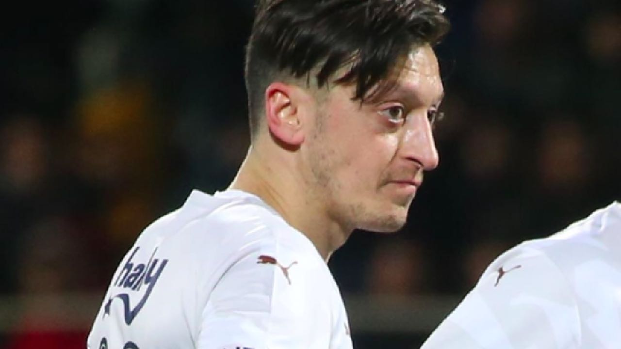Mesut Özil'in yaptırdığı dövme Alman basınında gündem oldu!