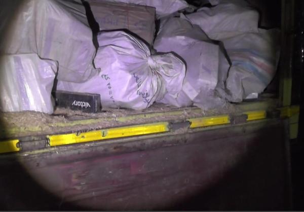 Saman altından 92 bin paket kaçak sigara çıktı