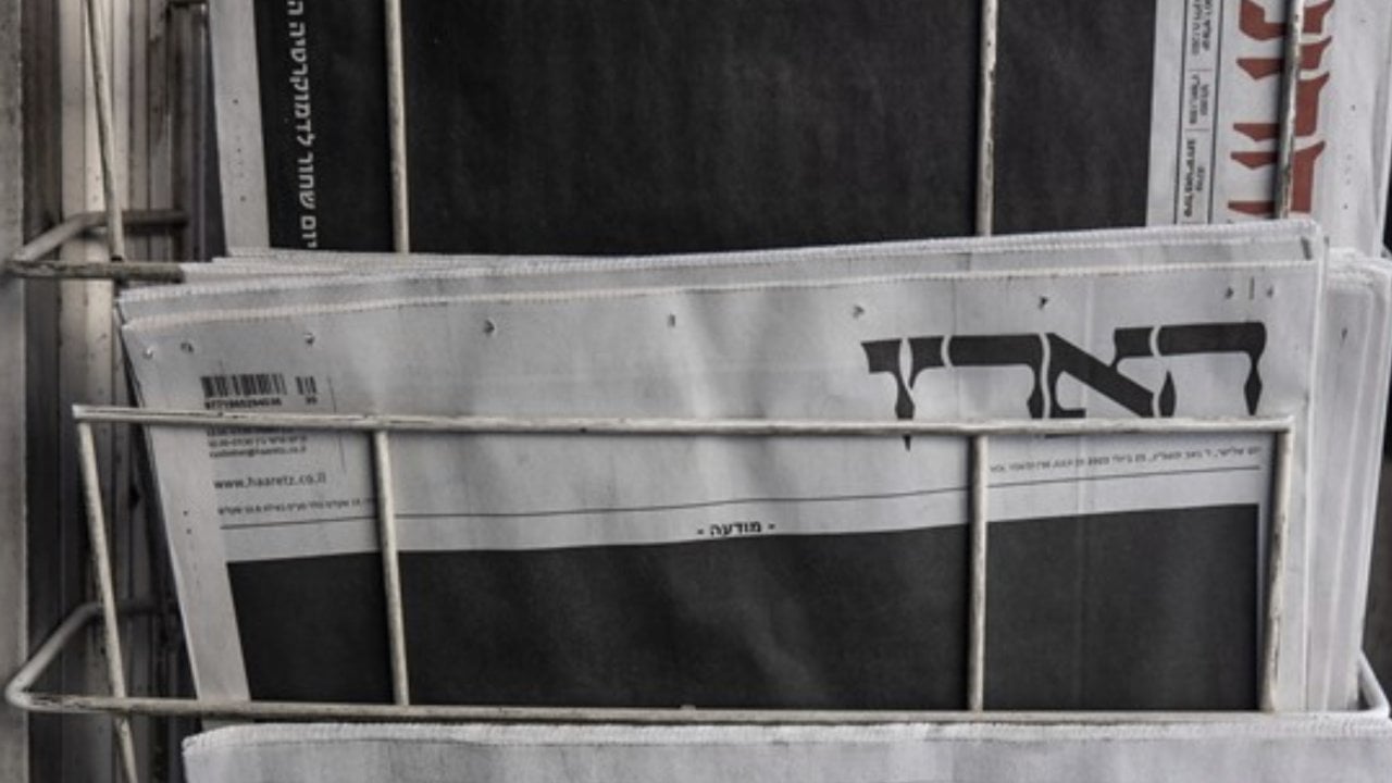 İsrail'de tepki: Gazetelerin ilk sayfası siyah basıldı