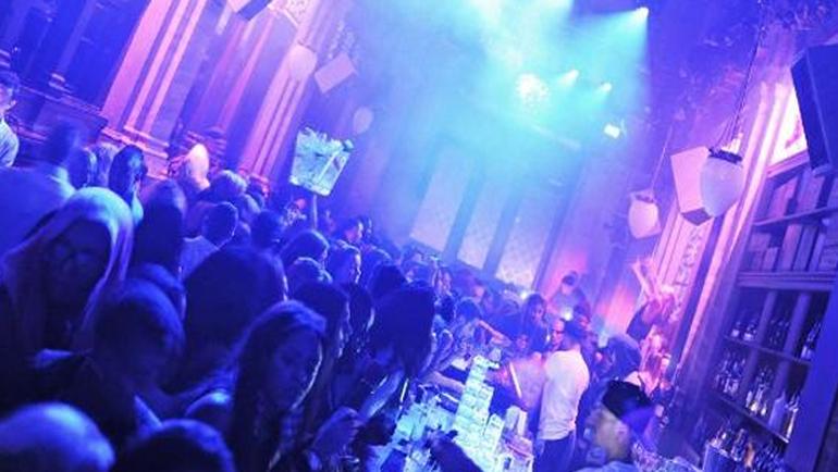 Gece kulübünü otomatik silahla taradılar